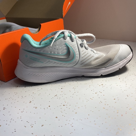 Nike tennis shoes - Picture 2 of 11